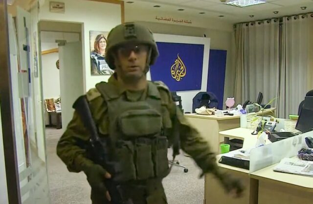 Soldados israelenses atacam e ordenam fechamento do escritório da Al Jazeera em Ramallah (Screengrab/Al Jazeera)